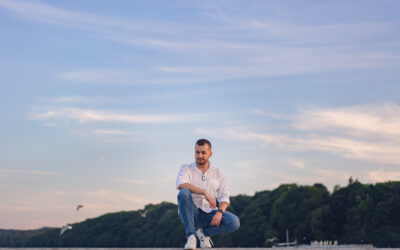 Portretowa sesja męska w plenerze. Zdjęcia portretowe dla mężczyzn Gdynia Trójmiasto.