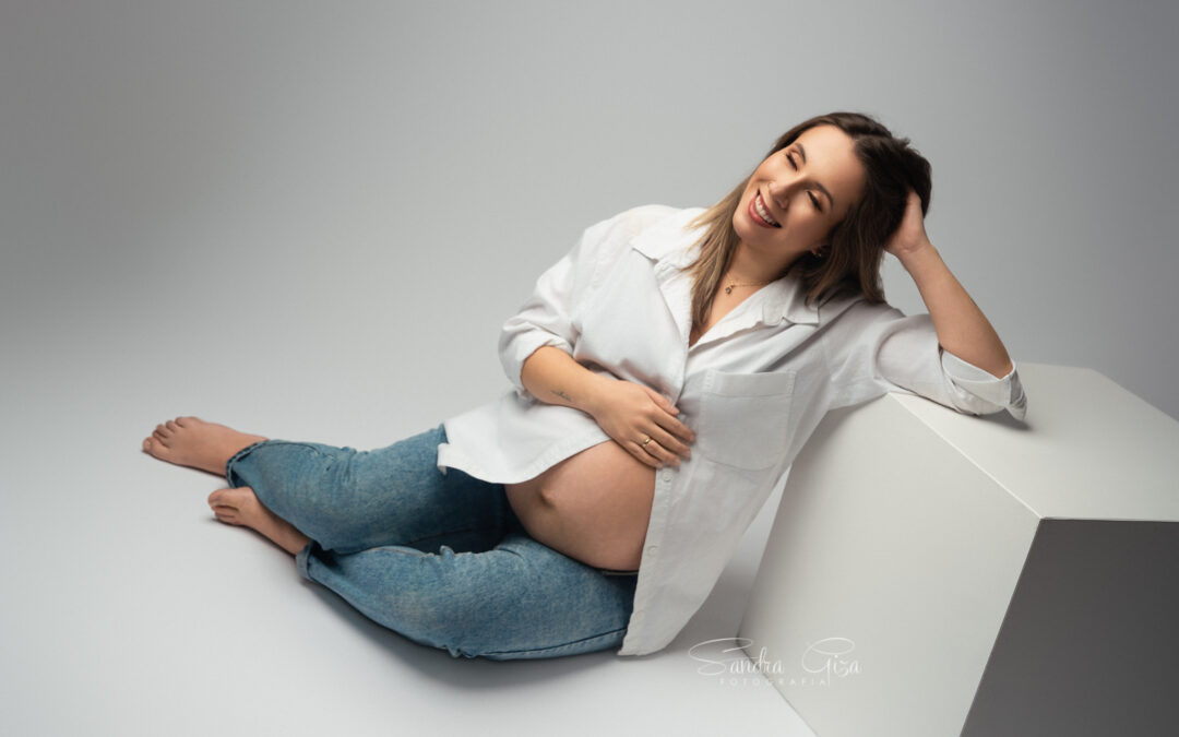 Ciążową sesja w studiu – w kilku odsłonach