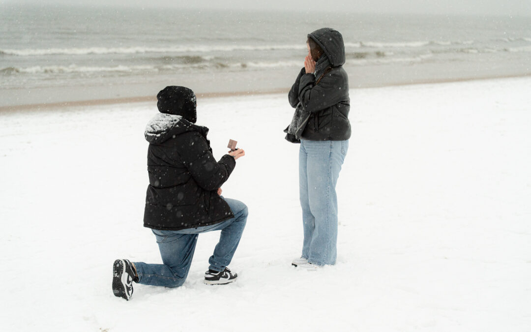 Śnieżne zaręczyny w Sopocie na plaży